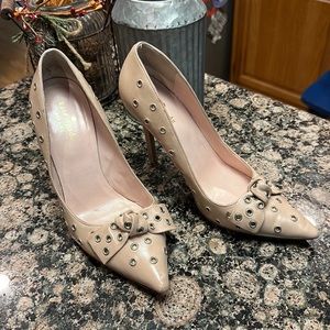 Kate Spade bow pumps with grommet detail, size 8.5